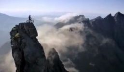 Video: Thót tim màn leo núi bằng xe đạp có 1 không 2